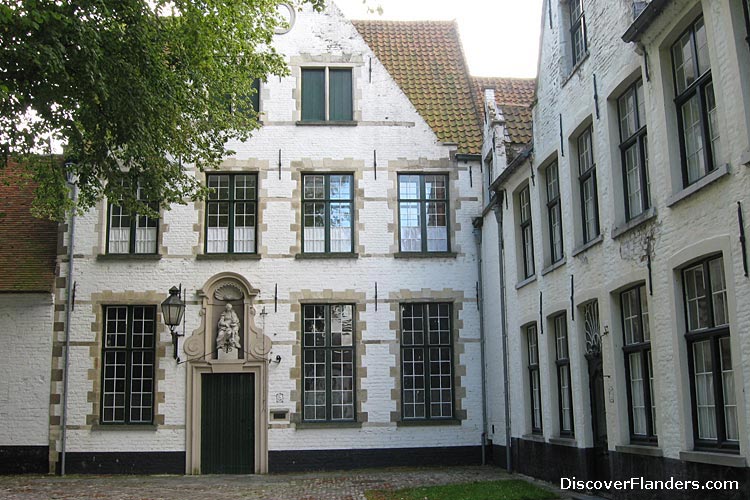 Some elderly Benedictine nons are still residing in this part of the beguinage.