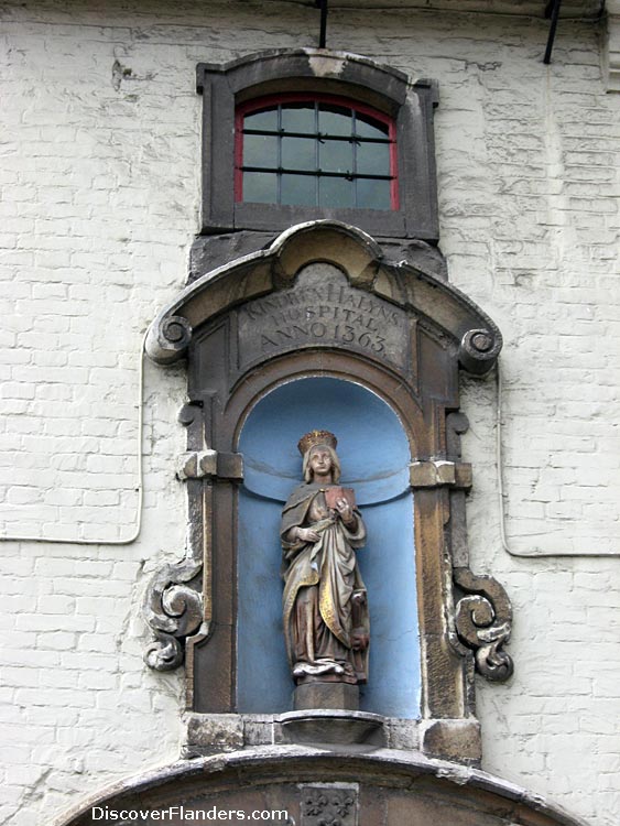 Above the entrance door of the House of Alijn. The inscription seems to read : Kindren Halijns Hospital Anno 1363.