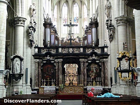 The rood screen of Saint James' Church ( 'doksaal' in Dutch). 